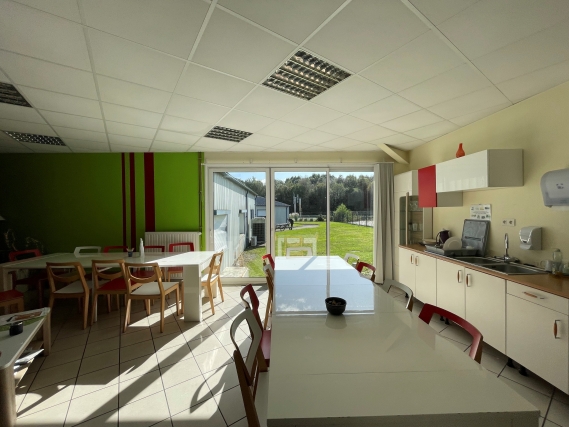 Réhabilitation partie bureaux bâtiment industriel JBT Marel à Baud, Morbihan (56), Bretagne- conception et réalisation Espace Engineering Fayat, contractant général et maître d'oeuvre