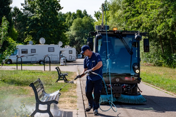 E2 and its operator washing a bench, using high pressure hand lance.