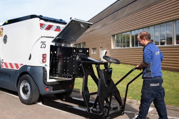 RAVO E2, with patented swappable battery technology.