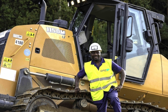 Apprenti devant engin