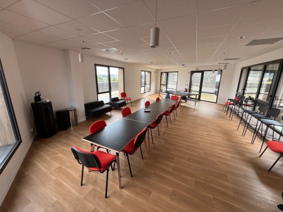 Construction plateforme logistique et bâtiment de bureau à Le Grand-Quevilly, Seine-Maritime (76), Normandie - conception et réalisation Espace Engineering Fayat, contractant général et maître d'œuvre