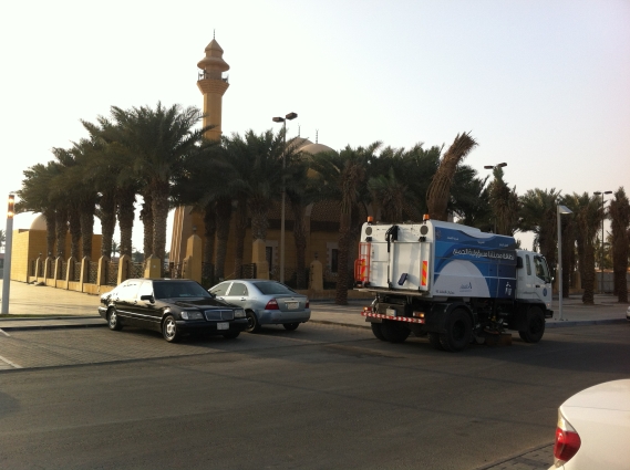 M6 truck-mounted sweeper.