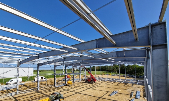 chantier charpente métallique en cours de montage