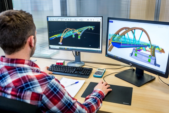 dessinateur dessinant une passerelle complexe métallique sur tekla