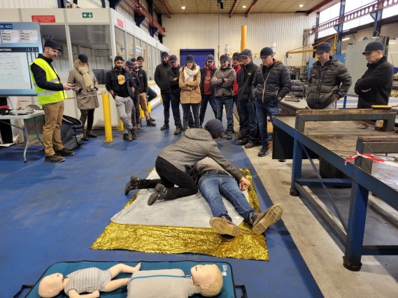 Intervenant montrant les gestes de premier secours (pls)