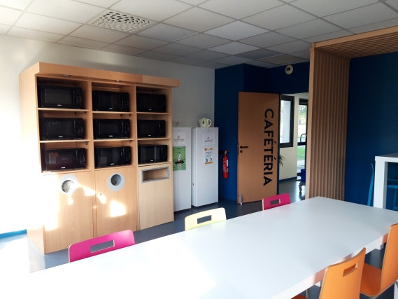 Cafétéria avant rénovation bâtiment d'enseignement AFTEC à Rennes, Ille-et-Vilaine (35), Bretagne - conception et réalisation Espace Engineering Fayat, contractant général et maître d'oeuvre