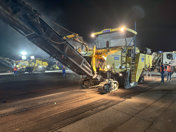 Vue nuit engin piste aéroport