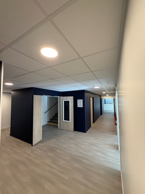 Circulation après rénovation bâtiment d'enseignement AFTEC à Rennes, Ille-et-Vilaine (35), Bretagne - conception et réalisation Espace Engineering Fayat, contractant général et maître d'oeuvre