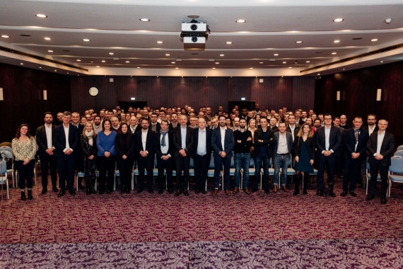 Convention Fayat Metal photo de groupe dans une salle