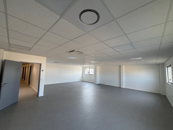 Aménagement intérieur bâtiment industriel Newloc à Carquefou (44), Loire-Atlantique, Pays de la Loire - Conception et réalisation Espace Engineering Fayat, contractant général et maître d'œuvre
