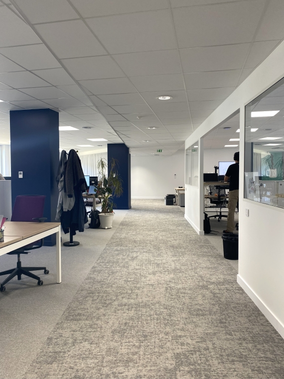 Aménagement intérieur bâtiment de bureaux Nameshield à Angers, Maine-et-Loire (49), Pays de la Loire - Conception et réalisation Espace Engineering Fayat, contractant général et maître d'œuvre