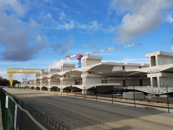 Viaduc de la ligne 18 du Grand Paris Express - 3 - Usine-prefabrication-voussoirs.jpg