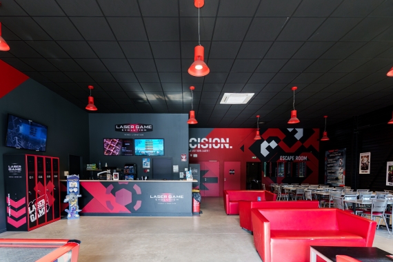 Aménagement intérieur bâtiment commercial lasergame à Plescop, Morbihan (56), Bretagne - Conception et réalisation Espace Engineering Fayat, contractant général et maître d'œuvre