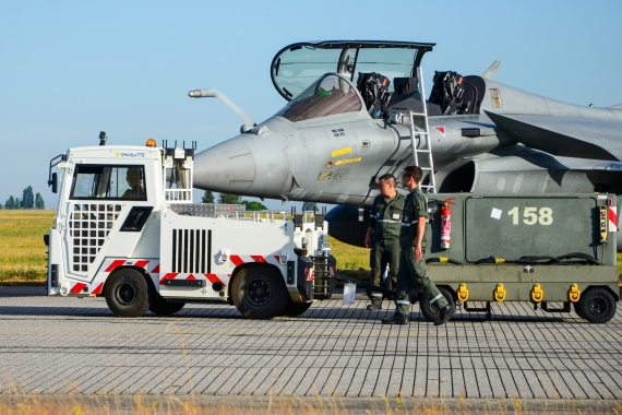 CHARLATTE - Tracteur TD225 configuration armée de l’air en opération sur base.jpg