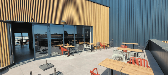 Construction d'un bâtiment de commerce/sport/loisirs dédié à la pratique du padel à Le Thou, Charente-Maritime (17), Nouvelle-Aquitaine - conception et réalisation Espace Engineering Fayat, contractant général et maître d'oeuvre
