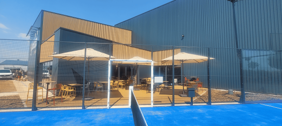 Construction d'un bâtiment de commerce/sport/loisirs dédié à la pratique du padel à Le Thou, Charente-Maritime (17), Nouvelle-Aquitaine - conception et réalisation Espace Engineering Fayat, contractant général et maître d'oeuvre