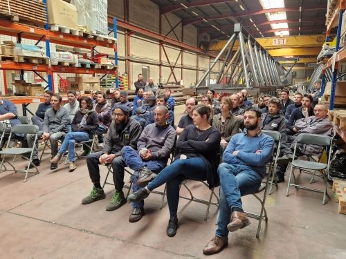Groupe de personnes assises dans un atelier
