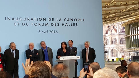 Prise de parole au pupitre des halles de paris