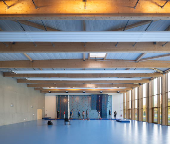 Vue intérieur de la salle d'escalade du collège de Massy Claudine Herman