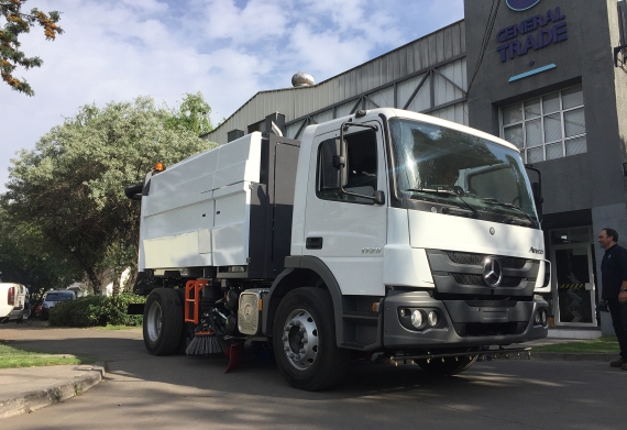 M6 truck-mounted sweeper.
