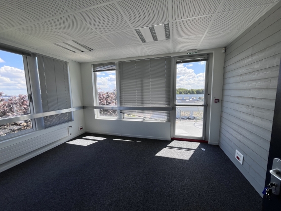 Réhabilitation bâtiment de bureaux le Kube à Pacé, Ille-et-Vilaine (35), Bretagne - conception et réalisation Espace Engineering Fayat contractant général, maître d'œuvre et architecture