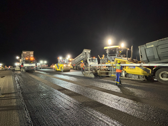 Vue nuit plusieurs engins aéroport