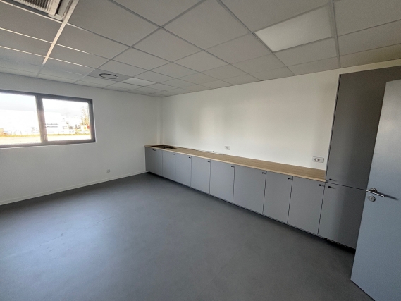 Aménagement intérieur bâtiment industriel Newloc à Carquefou (44), Loire-Atlantique, Pays de la Loire - Conception et réalisation Espace Engineering Fayat, contractant général et maître d'œuvre