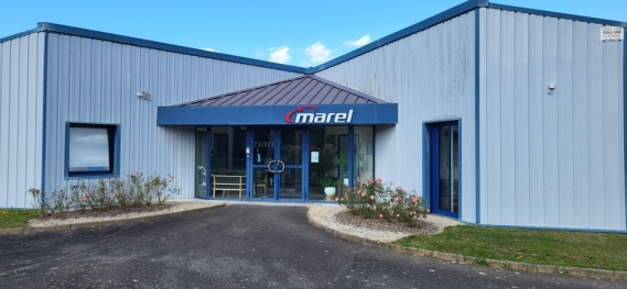 Entrée bâtiment industriel et de bureaux JBT Marel avant réhabilitation à Baud, Morbihan (56), Bretagne - conception et réalisation Espace Engineering Fayat, contractant général et maître d'oeuvre