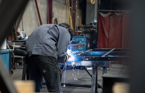 Soudeur dans les ateliers de Fayat Metal &agrave; Anthon