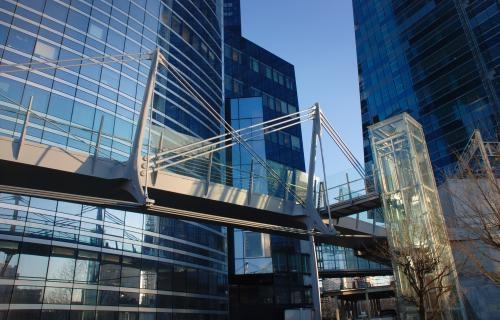 passerelle Valmy avec immeuble en arri&egrave;re plan