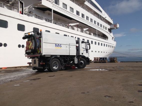 M6 truck-mounted sweeper.