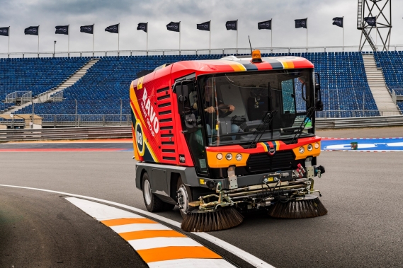 R5 sweeping the Formula 1 circuit.