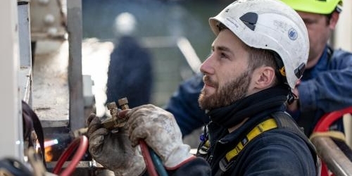 Homme avec un casque sur chantier