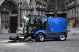 Ravo R2S en action devant la cath&eacute;drale de Toul