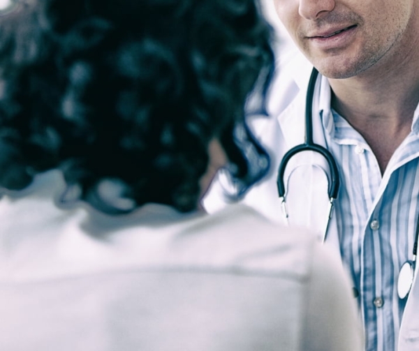 m&eacute;decin en consultation avec une patiente