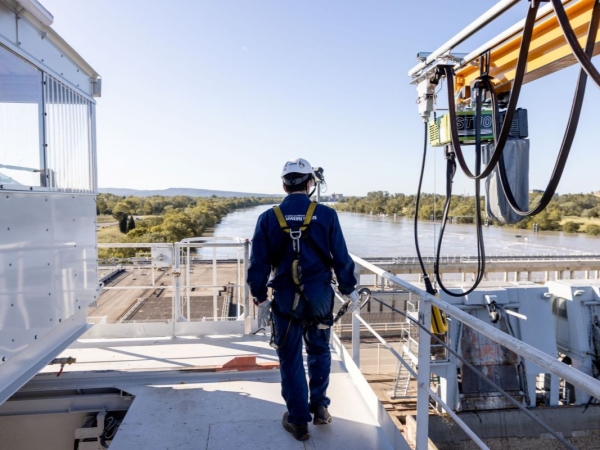 Homme avec ses EPI sur une grue